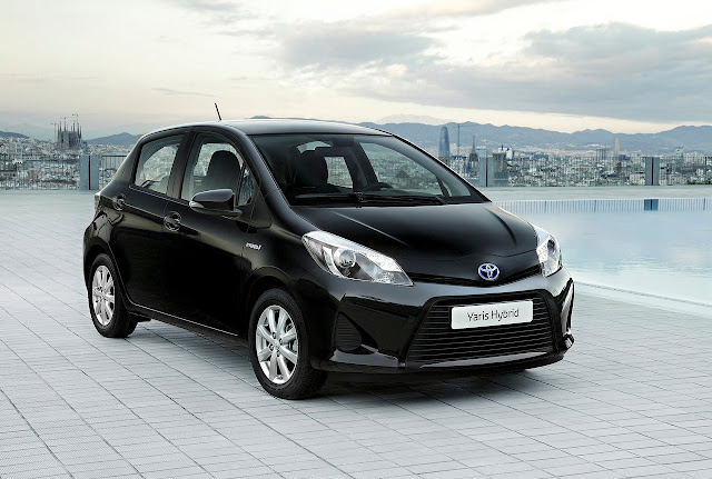 2013_Toyota-Yaris_Hybrid_Black