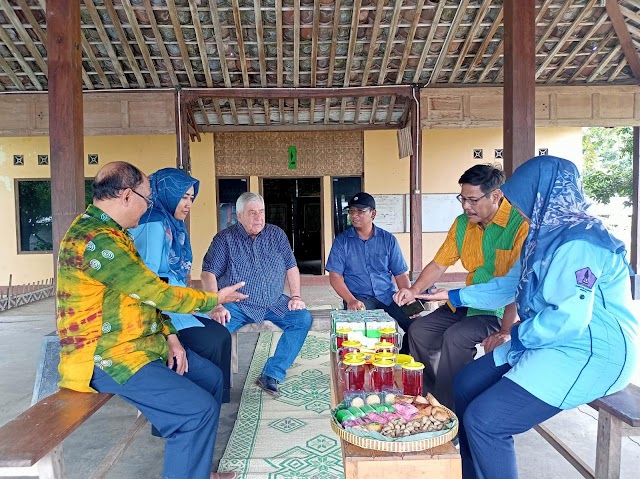 Kwarcab Bantul Sambut Kunjungan Mr. Luc Panissod