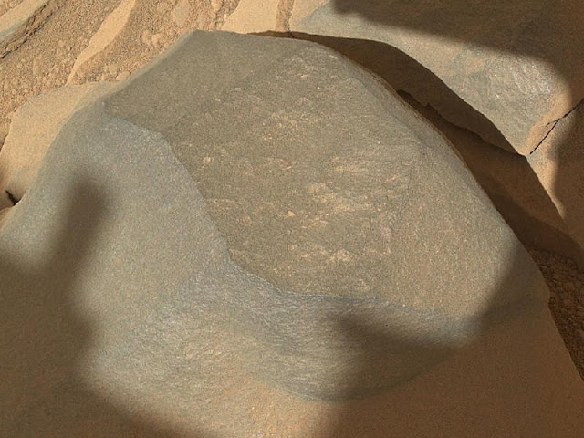Curiosity faz fotos a 27 cm de uma pedra em Marte