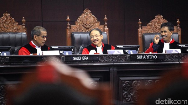 Kala MK Memuji Langkah Mahasiswa Gugat Kasus 'Jokowi Tak Ditilang'