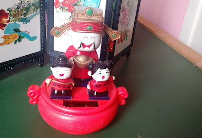 Lembrança/ souvenir vermelho da China , 3 bonecos bobble head acionados pela energia solar : o boneco maior mede 8cm , e as crianças medem 4cm de altura, a base mede  3,5cm de altura e 10cm de largura  R$ 30,00