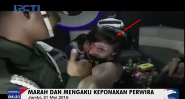 Video : Mengaku Keponakan Perwira, Wanita Ini Maki dan Mengusir Petugas yang Merazianya