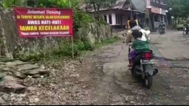 Sindir Pemerintah, Warga Dirikan Objek Wisata Jalan Berlubang