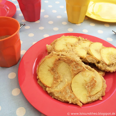 Gedeckter Tisch, Camping, Pfannkuchen auf Teller, Zimtzucker, Camping