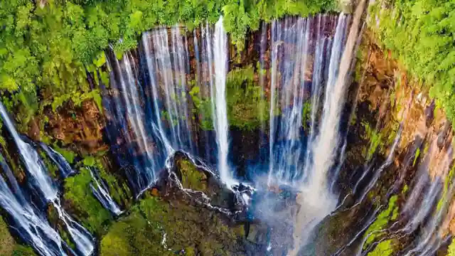 Air Terjun Tumpak Sewu atau yang dikenal Coban Sewu memiliki beberapa keunikan yang membuatnya menjadi destinasi wisata yang menarik dan berbeda dari air terjun lainnya. Berikut beberapa keunikan Air Terjun Tumpak Sewu di Pronjiwo