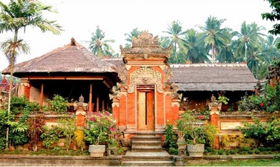 Rumah adat daerah Bali ini memiliki kekhasan tersendiri, seperti banyak ukiran-ukiran, penuh hiasan-hiasan, dan juga kaya akan warna. 