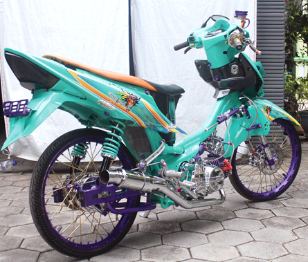 Foto Modifikasi Honda Revo konsep yang serba menarik dan menawan ala street racing Dengan pemilihan warna hijau tosca memilih cutting sticker sebagai pemanis bodi lampu depan dan belakang diseting hitam, dengan kombinasi warna ungu di part bawah jok 