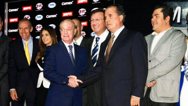 José Ramón Fernández y Raúl Orvañanos se saludan, se dan la mano en la presentación del Comex Masters 2014 | Ximinia