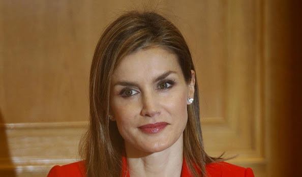 Queen Letizia Style, Princess Letizia Style Mango blouse, Hugo Boss trousers, Carolina Herrera shoes pumps, 