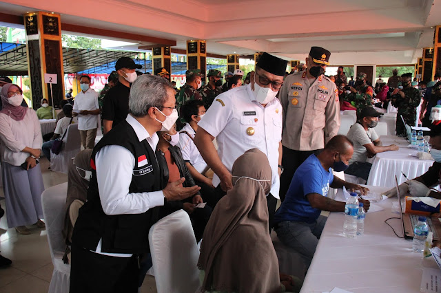 Anthonius Latuheru Launching Serbuan Vaksinasi Menuju Sejuta Orang Per Hari di Ambon.lelemuku.com.jpg