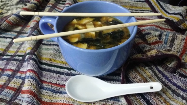 Una sopa hecha con miso, wakame y verduras