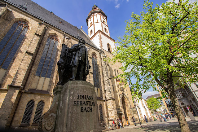 St Thomas' Church, Leipzig with the statue of Bach (Photo: Tom Williger)