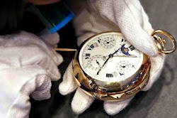  Μία περίεργη… κατάρα φαίνεται πως συνοδεύει το ακριβότερο ρολόι του κόσμου που «χτυπά» τους ιδιοκτήτες του.  Πρόκειται για ένα ρολόι Patek ...