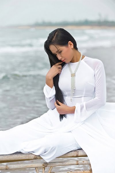 Mai Phuong Thuy in Ao Dai