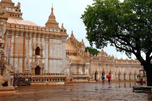 Cũng như các ngôi đền/chùa khác ở Bagan, bạn phải để toàn bộ giày dép ở ngoài và chỉ được đi chân trần vào bên trong (không được mang tất/vớ). Bạn nên mặc quần áo kín đáo, không nên quần cộc áo ba lỗ hoặc váy đối với nữ giới vì có thể bị từ chối không cho vào đền tham quan.     Thời điểm thích hợp nhất để du lịch Bagan nói chung là khoảng từ tháng 10 – 2 hàng năm vì không khí mát mẻ, ít mưa, có thể bay khinh khí cầu. Ananda được xem là một trong 4 ngôi đền bắt buộc phải tới thăm khi bạn đến Bagan cùng với đền Shwezigon, Dhammayangyi và Shwesandaw.