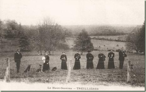 Mme Bergue en chapeau et sa domesticité (carte postale)