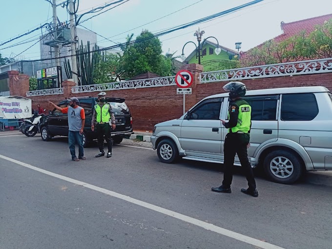 DEMI KELANCARAN DI JL. DR SOETOMO PONOROGO SATLANTAS POLRES PONOROGO TERTIBKAN KENDARAAN DI SEPANJANG JALAN RAMBU LARANGAN PARKIR