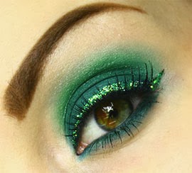 make para Carnaval verde esmeralda com delineado de glitter