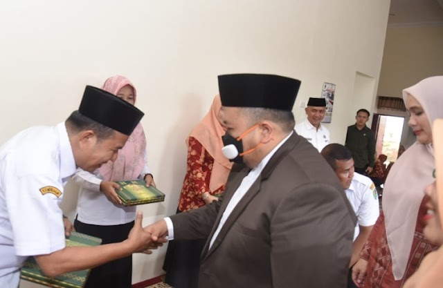 Bupati Dolly Pasaribu Beri Indahan Upa-Upa Ke Calhaj Setdakab Tapsel