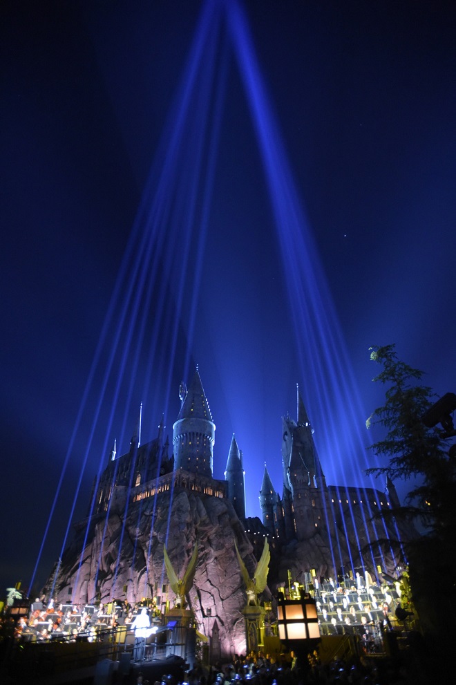 Imagem do cenário de inauguração do parque, com a Orquestra Filarmônica de Loas Angeles à frente do castelo de Hogwarts.
