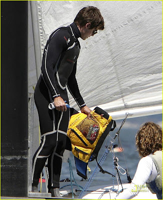 Zac Efron in a wetsuit no bulge