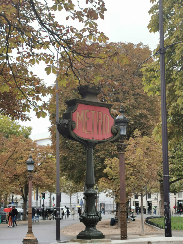 placa metro de Paris junto à Avenue Montaigne