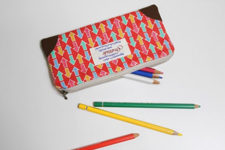 How to sew a pencil case or cosmetics bag with a zip. DIY in pictures tutorial.