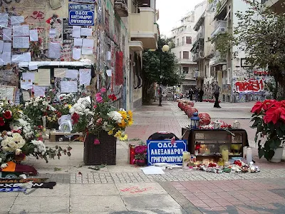 Ο πεζόδρομος της Τζαβέλλα, όπου ο Αλέξανδρος Γρηγορόπουλος πυροβολήθηκε θανάσιμα από τον Επαμεινώνδα Κορκονέα
