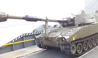 Indonesia kdetangan Kedatangan 18 unit tank M-109 A4 BE, 4 units tank command post dan 1 unit mobile crane dari Antwerp Belgium
