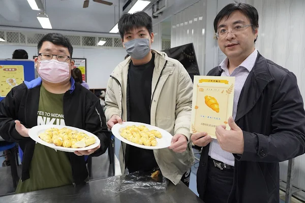 ▲大葉大學藥保系許文光老師(右)透過學習競賽，引導學生展現成果。（記者林明佑翻攝）