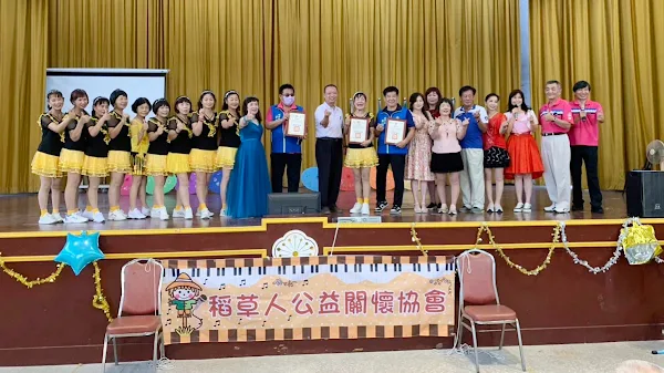 ▲彰化榮家主任史浩誠致贈感謝狀感謝這些公益團體長年來對榮家的支持。（記者林明佑翻攝）