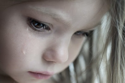 أربعة أشياء يفعلها الأهل تسبب بكاء أطفالهم سراً
