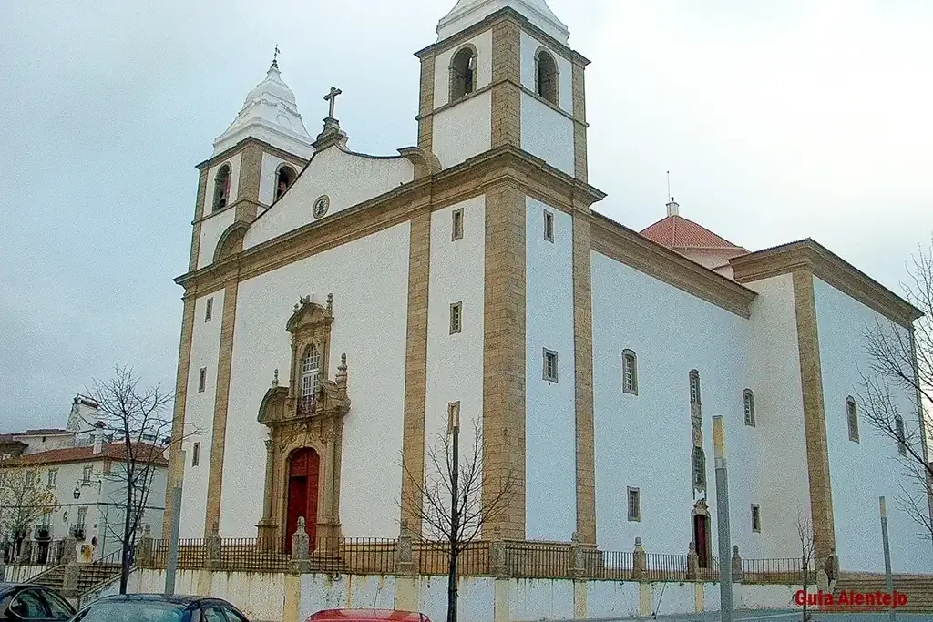 Igreja-De-Santa-Maria-Da-Devesa-ou-Igreja-Matriz-de-Castelo-de-Vide-com-o-guia-alentejo