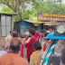 बलिया में सुरा प्रेमियों ने महिला को कमेंट किया, स्त्रियों ने चप्पल से पीटा, पुलिस ने पकड़ा