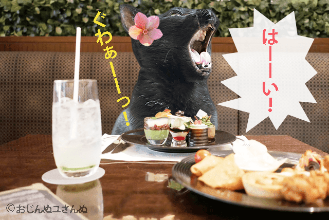 黒猫が食べ物の乗った席にいる合成写真2