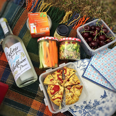 A simple picnic for two ©bighomebird