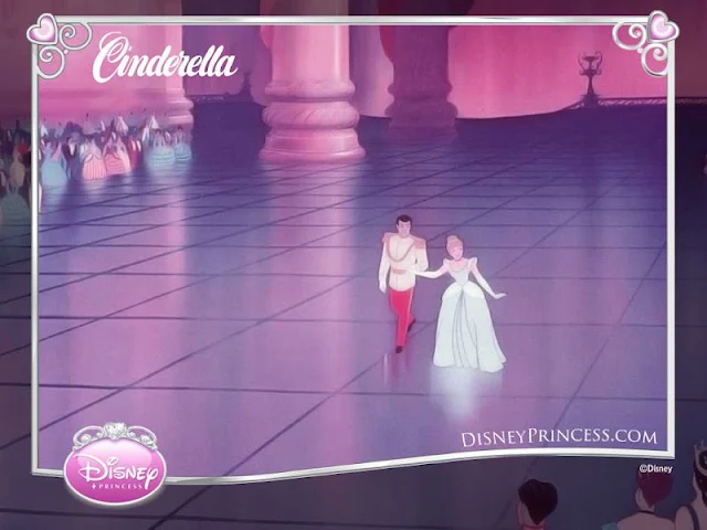 Cenicienta iniciando el baile con el Príncipe.