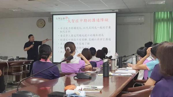 ▲為強化職員工面對失智長輩的互動技巧，彰化榮家日前邀請天主教失智老人基金會陳俊佑主任講授「與失智長者溝通之技巧實務」。（記者林明佑翻攝）