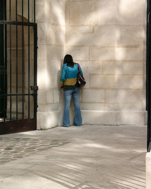 Lady in a strange pose, rue Mouffetard, Paris