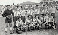 C. D. MÁLAGA. Temporada 1949-50. Bellido, Robles, Arnau, González, Laborda, Maciá y López. Gamonal, Bazán, Jimeno, Torres y Chao. C. D. MÁLAGA 2 (Gimeno, Gamonal) ATLÉTICO DE BILBAO 3 (Zarra 2, Panizo). 09/10/1949. Campeonato de Liga de 1ª División, jornada 6. Málaga, estadio La Rosaleda.