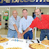 Roncador e Manoel Ribas cortam bolo comemorativo