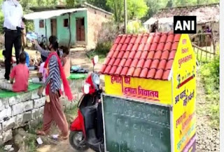 நடமாடும் பள்ளி, நூலகம்: ஏழைக் குழந்தைகளுக்காக ஸ்கூட்டி மூலம் பாடம் நடத்தும் அரசுப் பள்ளி ஆசிரியர்