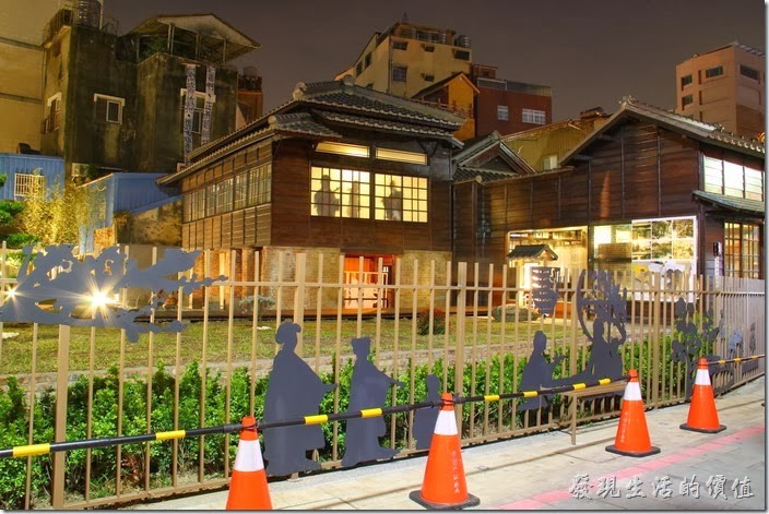 台南-鶯料理。夜晚華燈初上，重重人影被燈光映照在窗櫺上，顯示當時的繁華熱鬧。