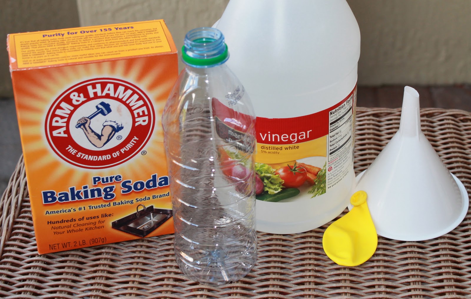 25ml of vinegar, 30gr of bicarbonate of soda, a balloon, a bottle, scales, measuring cylinders and a funnel.