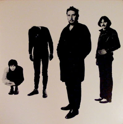 Conheça a história da icônica banda The Stranglers album-black-and-white