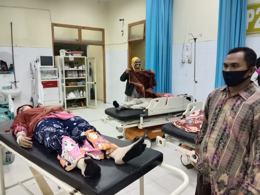Sekda Bersama Anggota DPRD Kabupten Asahan Besuk Korban Keracunan Makanan di RSUD HAMS Kisaran
