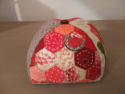 alfiletero, pincushion, costura, couture, sewing, hexies, EPP, aplicación, aplique, patchwork, natalie bird