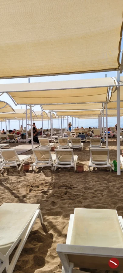 Am Strand. Der pure Luxus: Ein spontaner Herbsturlaub an der türkischen Riviera. #travelbloggerlife #arthurstochterunterwegs #travelling #manavgat  #türkeiurlaub #diamondpremiumhotel #diamondpremiumhotelspa @tuideutschland @diamondpremiumhotel @arthurs_tochter #reiseblogger #essenundtrinken #lifeisbetteratthebeach