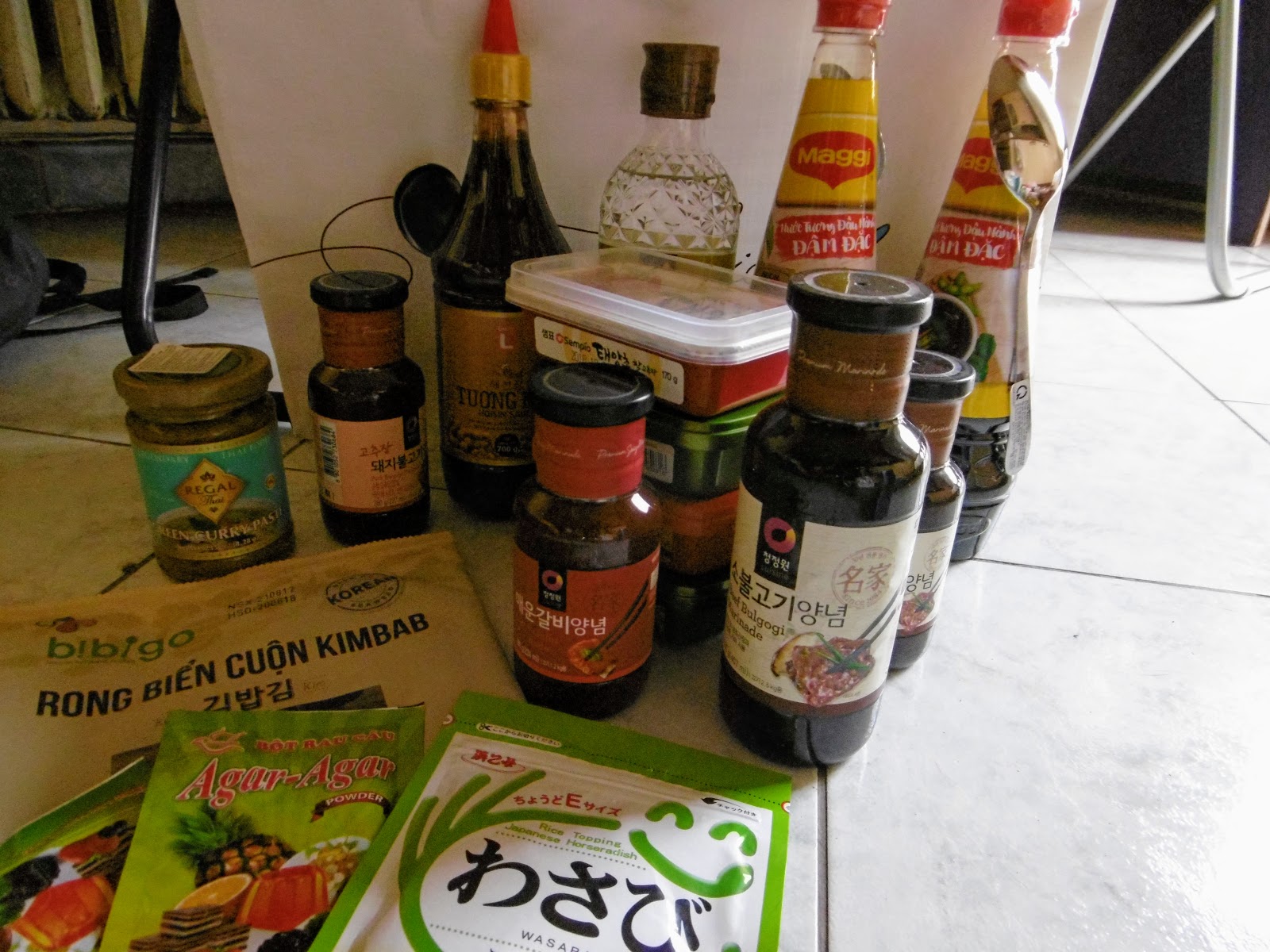 Selezione di prodotti da dispensa salse vietnamite per cucinare condimenti coreani per marinare la carne per preparare lo squisito bulgogi