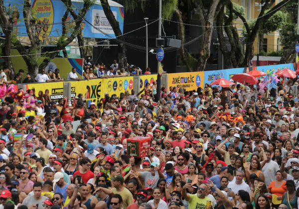 Grandes nomes dos 40 anos de história do Axé Music, tema da folia deste ano, desfilam no Circuito Barra/Ondina ao longo do dia, incluindo Luiz Caldas – precursor do estilo musical baiano e autor dos hits que embalaram o país: Haja Amor, Tieta, Magia e Minha Princesa.